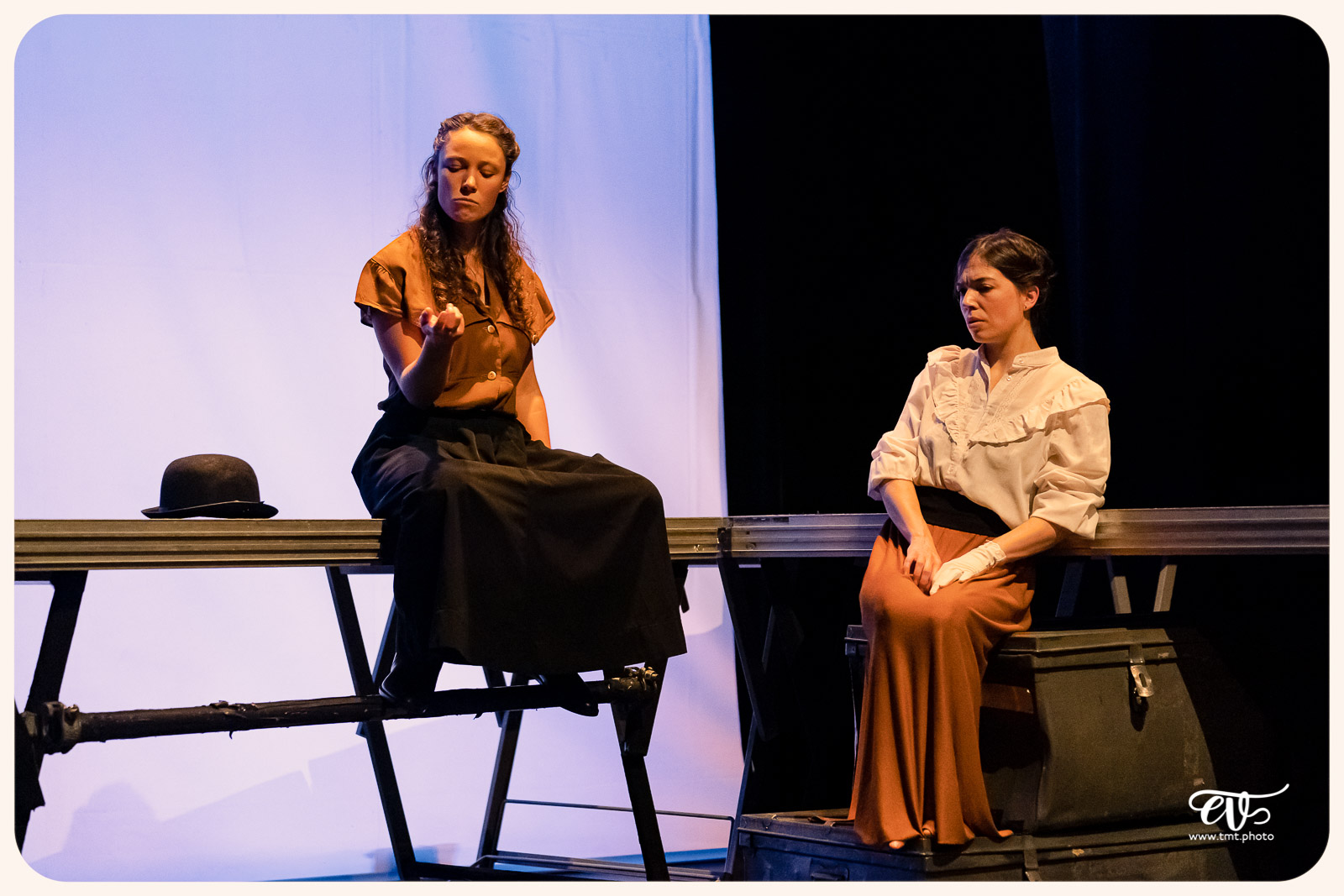 LA MESNIE H. - UN JOUR D'ÉTÉ